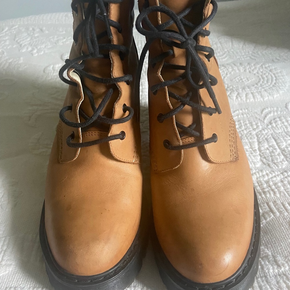 💥💥FLASH SALE 💥💥💥 Dr.  Marten’s Rare Tan Persephone Boots